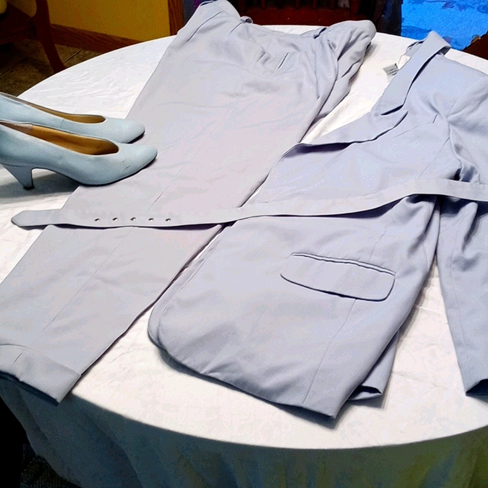 Pant suit with matching shoes and belt